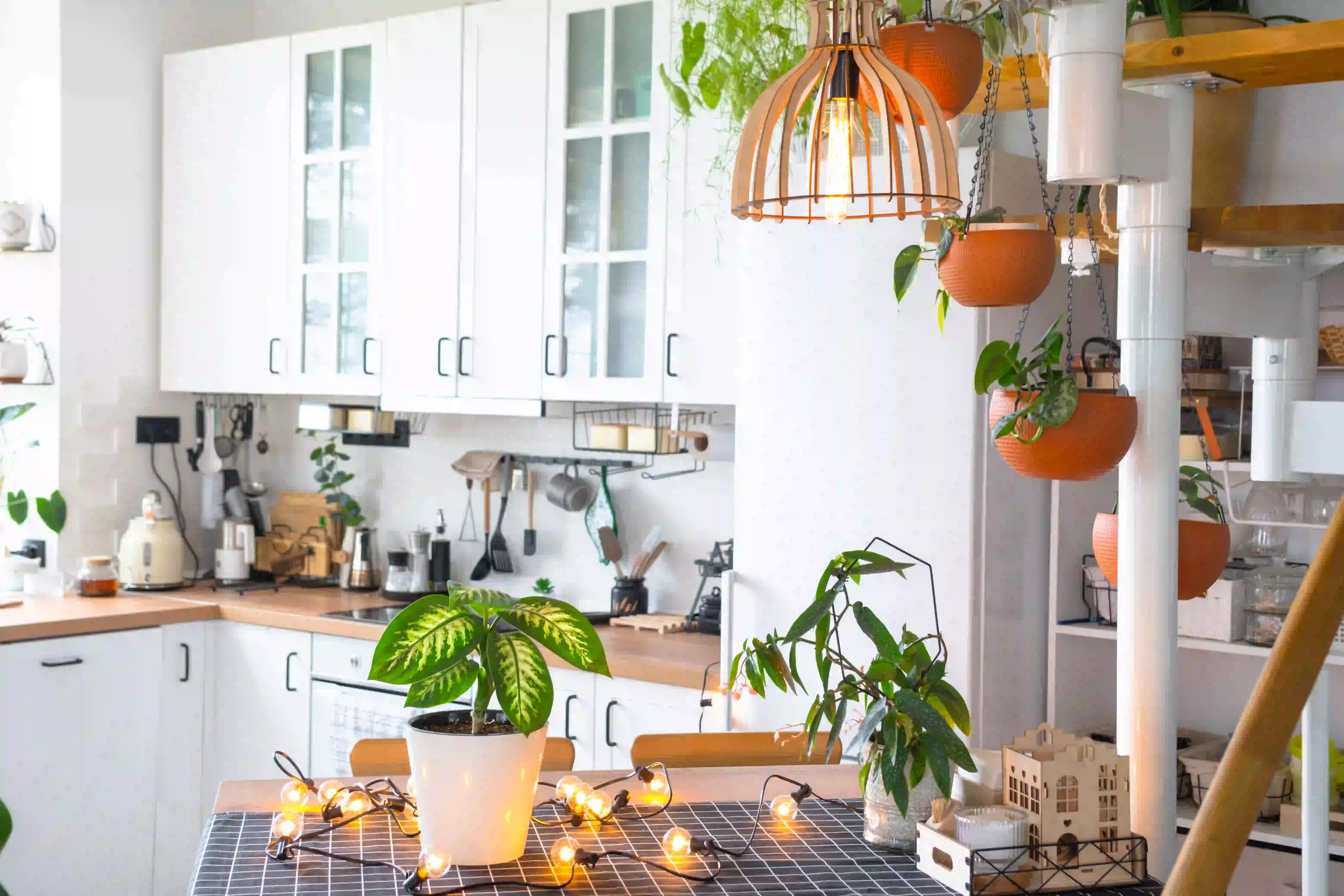 You are currently viewing How to Decorate Above Kitchen Cabinets: Stylish & Easy Ideas