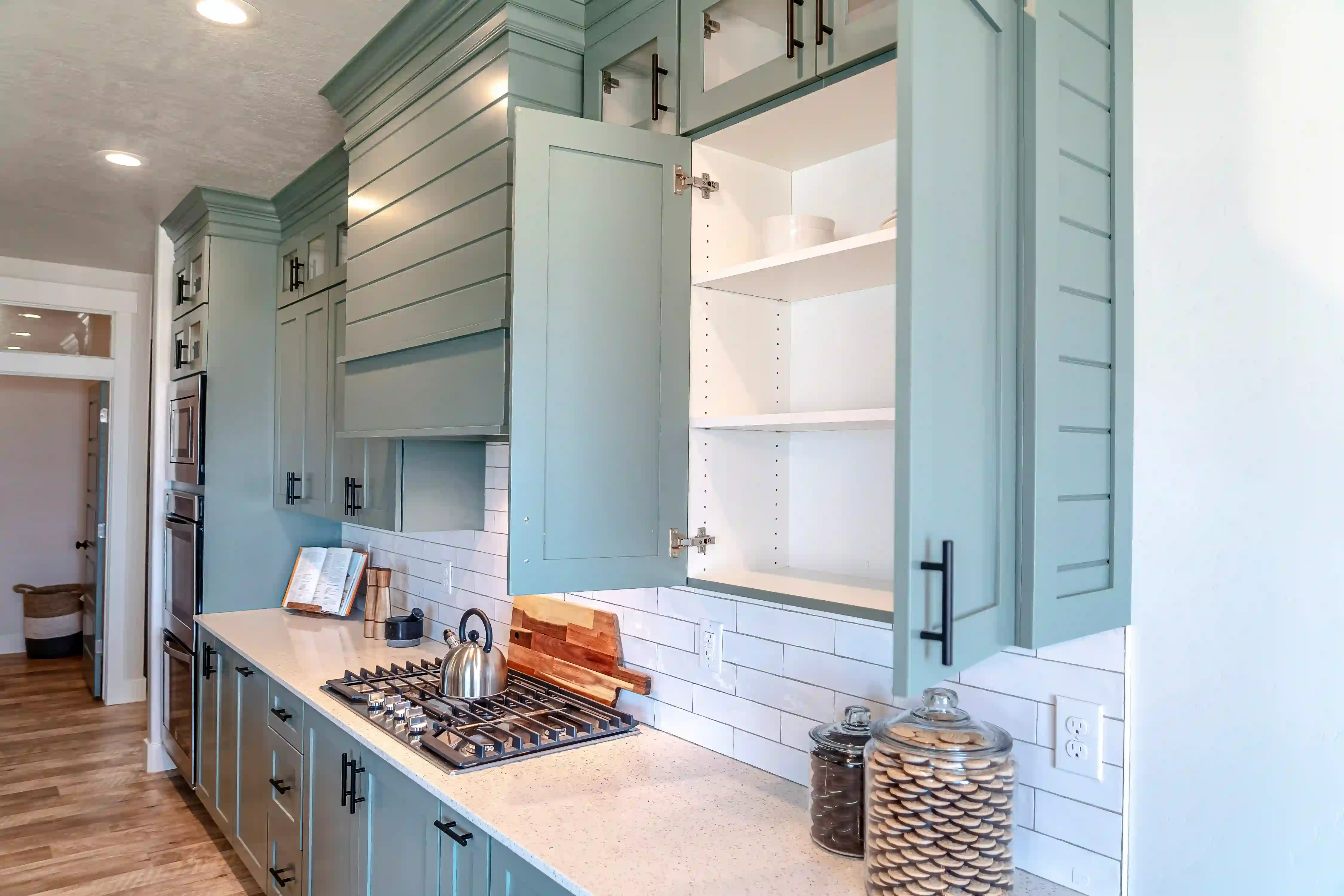 You are currently viewing How to Redo Kitchen Cabinets Without Replacing Them (Budget-Friendly Guide)